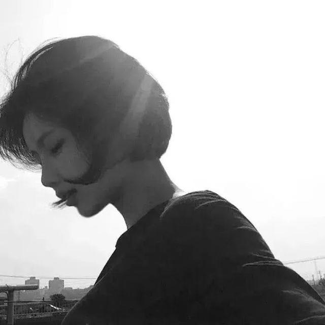 黑色系男生头像，黑色系男生头像高冷（黑色系男生女生微信头像）