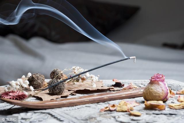 拜香的正确姿势，寺庙上香礼仪规定（进寺庙的礼仪到底怎么上香叩拜最正确）