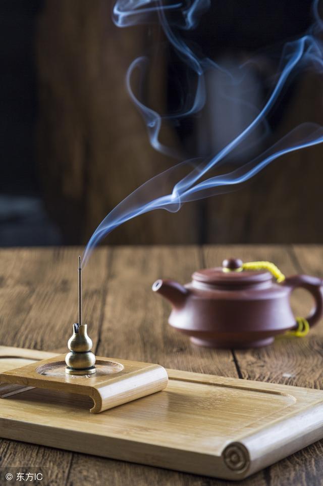拜香的正确姿势，寺庙上香礼仪规定（进寺庙的礼仪到底怎么上香叩拜最正确）