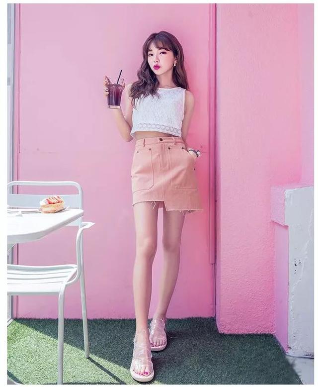 牛仔裙怎么搭配上衣好看，牛仔长裙怎么搭配上衣好看（半身牛仔裙新款很时髦）