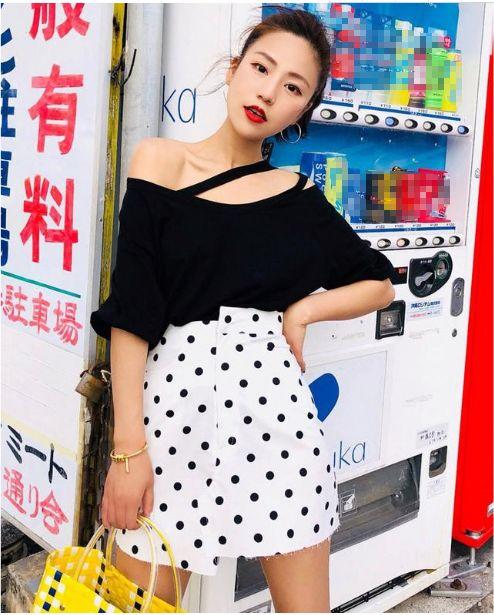 牛仔裙怎么搭配上衣好看，牛仔长裙怎么搭配上衣好看（半身牛仔裙新款很时髦）