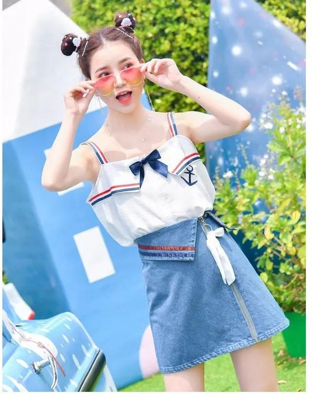 牛仔裙怎么搭配上衣好看，牛仔长裙怎么搭配上衣好看（半身牛仔裙新款很时髦）