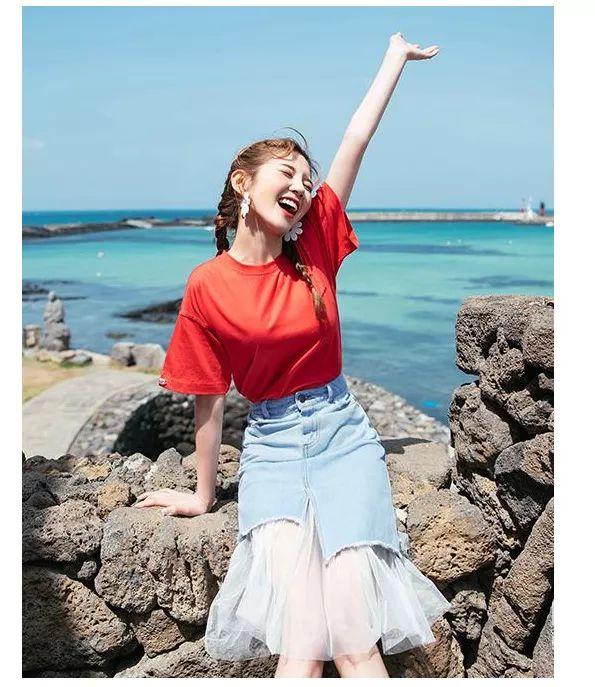 牛仔裙怎么搭配上衣好看，牛仔长裙怎么搭配上衣好看（半身牛仔裙新款很时髦）