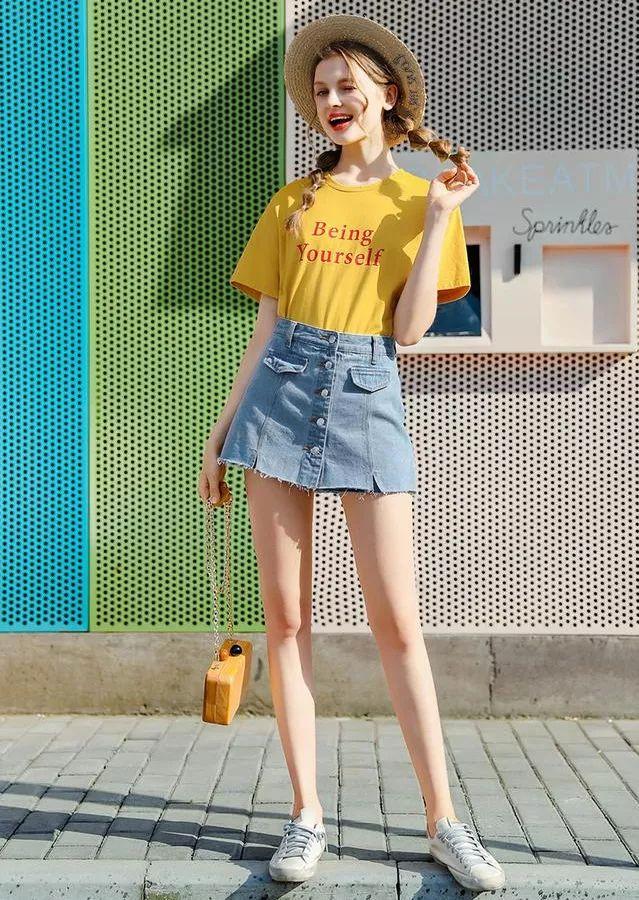 牛仔裙怎么搭配上衣好看，牛仔长裙怎么搭配上衣好看（半身牛仔裙新款很时髦）