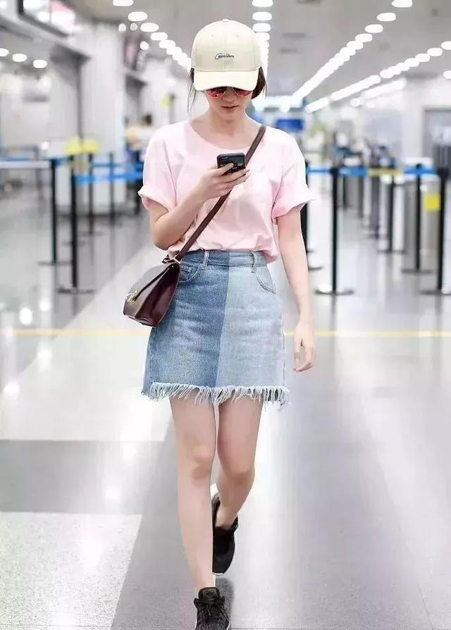 牛仔裙怎么搭配上衣好看，牛仔长裙怎么搭配上衣好看（半身牛仔裙新款很时髦）