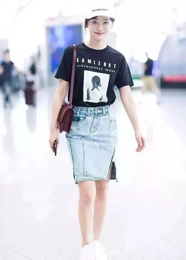 牛仔裙怎么搭配上衣好看，牛仔长裙怎么搭配上衣好看（半身牛仔裙新款很时髦）