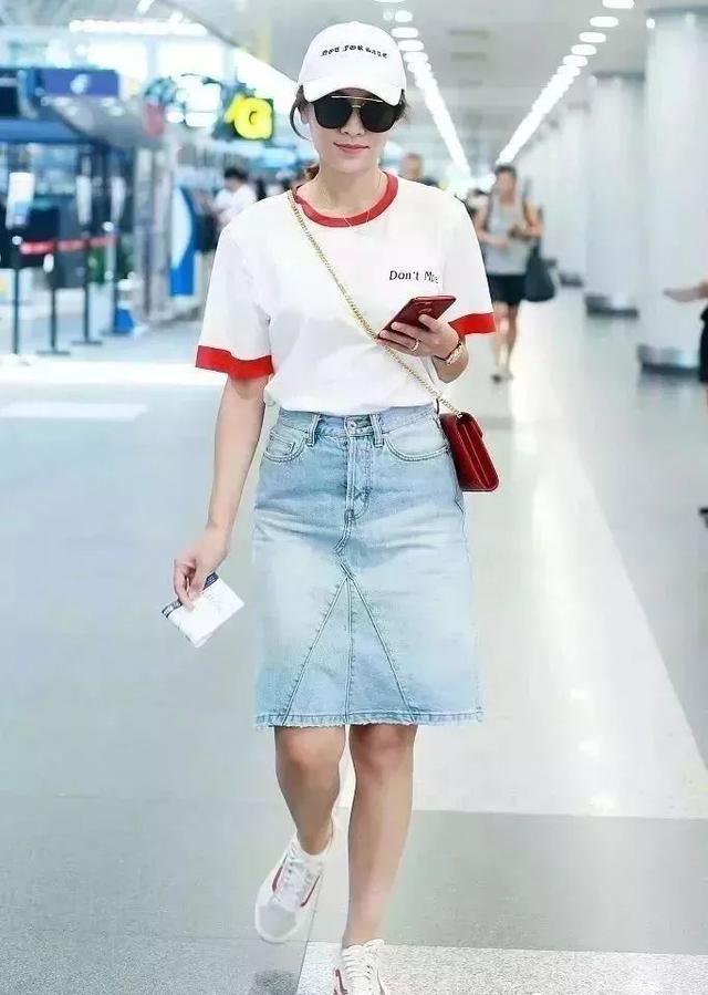 牛仔裙怎么搭配上衣好看，牛仔长裙怎么搭配上衣好看（半身牛仔裙新款很时髦）