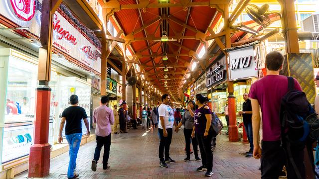 去迪拜买白菜价的黄金攻略，迪拜的黄金怎么卖（迪拜的这条街全部都是像白菜一样摆着的黄金）