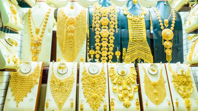去迪拜买白菜价的黄金攻略，迪拜的黄金怎么卖（迪拜的这条街全部都是像白菜一样摆着的黄金）