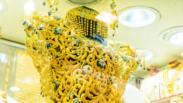 去迪拜买白菜价的黄金攻略，迪拜的黄金怎么卖（迪拜的这条街全部都是像白菜一样摆着的黄金）