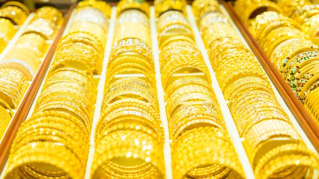 去迪拜买白菜价的黄金攻略，迪拜的黄金怎么卖（迪拜的这条街全部都是像白菜一样摆着的黄金）