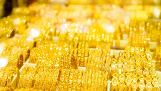 去迪拜买白菜价的黄金攻略，迪拜的黄金怎么卖（迪拜的这条街全部都是像白菜一样摆着的黄金）