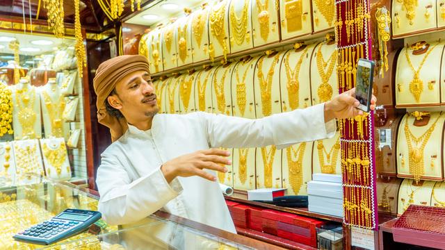 去迪拜买白菜价的黄金攻略，迪拜的黄金怎么卖（迪拜的这条街全部都是像白菜一样摆着的黄金）