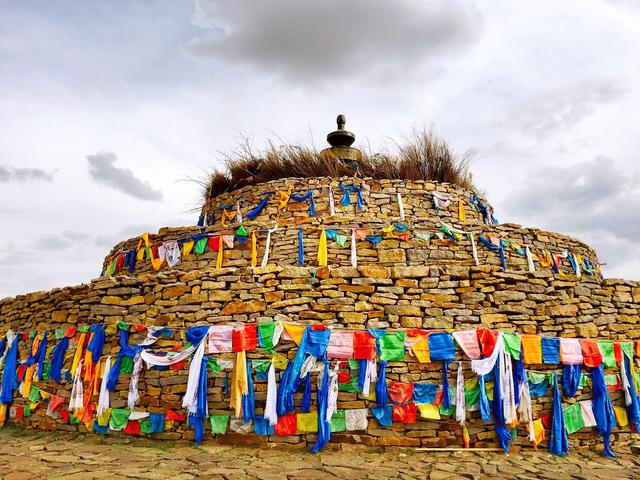 "敖包"在蒙古族地区随处可见,一般都是用石块垒成,也有用土堆起来的