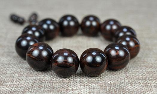 黄花梨手串怎么盘玩和保养，木中黄金之海南黄花梨手串盘玩和保养方法