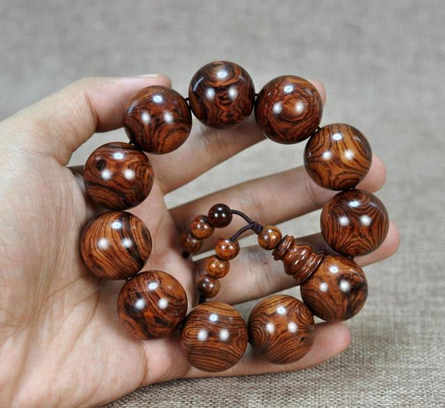 黄花梨手串怎么盘玩和保养，木中黄金之海南黄花梨手串盘玩和保养方法