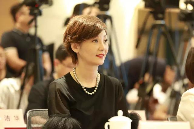 40岁江珊近照，同样51岁的徐帆和江珊