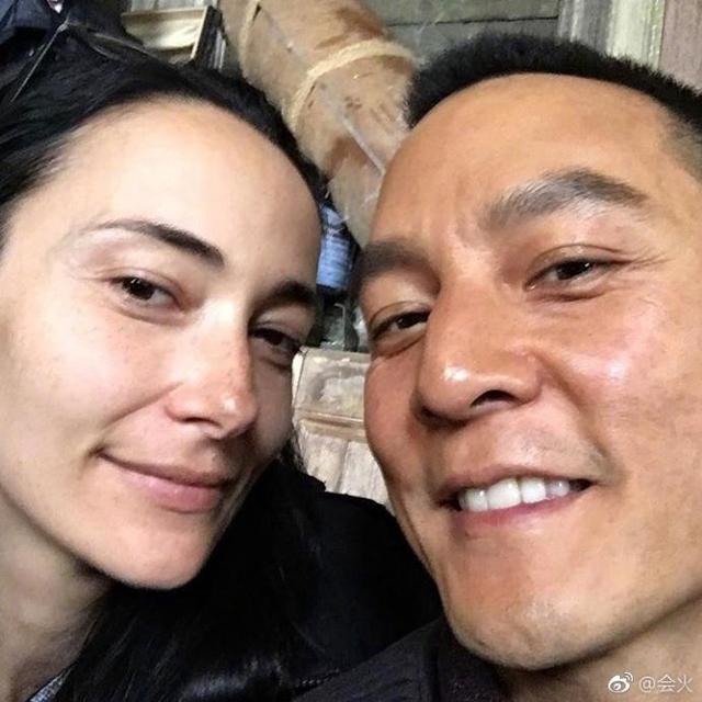 吴彦祖为妻庆生狂秀恩爱，遭网友深扒原来妻子大有来头！