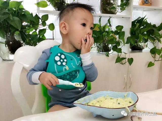 如何给宝宝添加辅食，如何正确的给宝宝添加辅食（不同性格宝宝辅食添加有技巧）