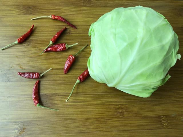 凉拌甘蓝的吃法，凉拌甘蓝的做法大全（炎炎夏日的一到快手凉拌菜）