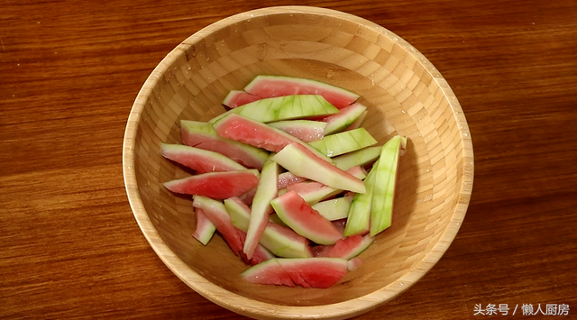 醃西瓜皮怎麼醃好吃,怎樣醃製西瓜皮(西瓜皮扔掉太可惜了)