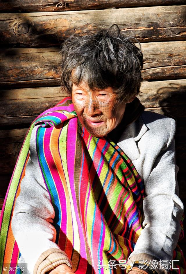 独龙族的风俗习惯，独龙族的风俗习惯介绍（“独龙族纹面女”一个古老的习俗）