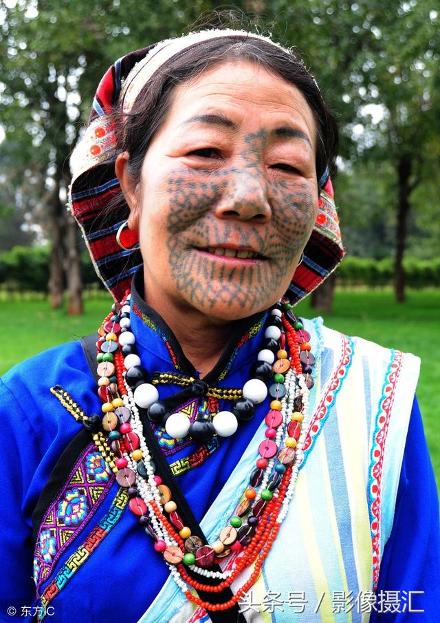 独龙族的风俗习惯，独龙族的风俗习惯介绍（“独龙族纹面女”一个古老的习俗）