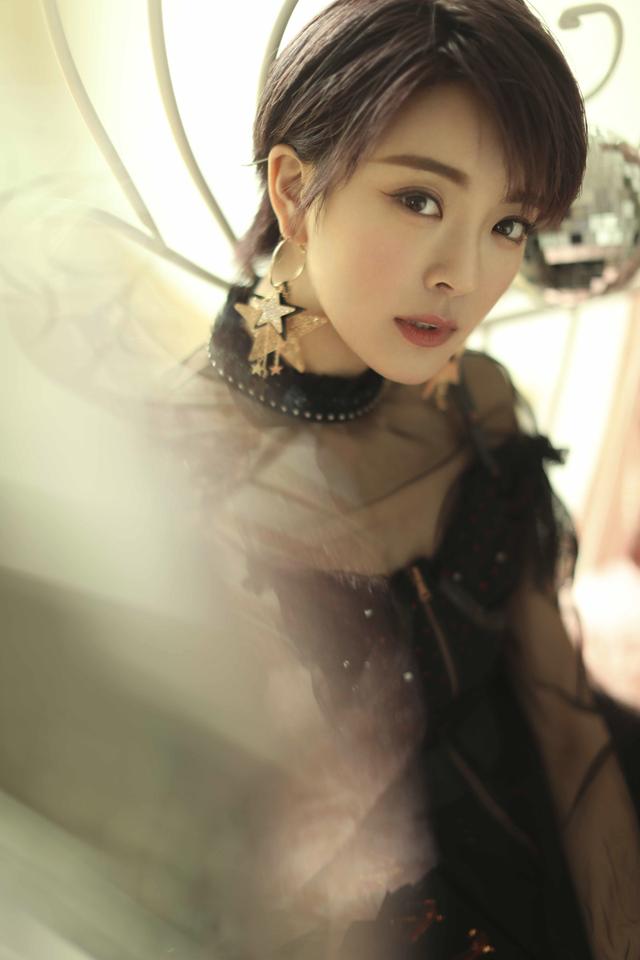 种丹妮新写真，种丹妮写真小露性感 透视黑裙妩媚撩人