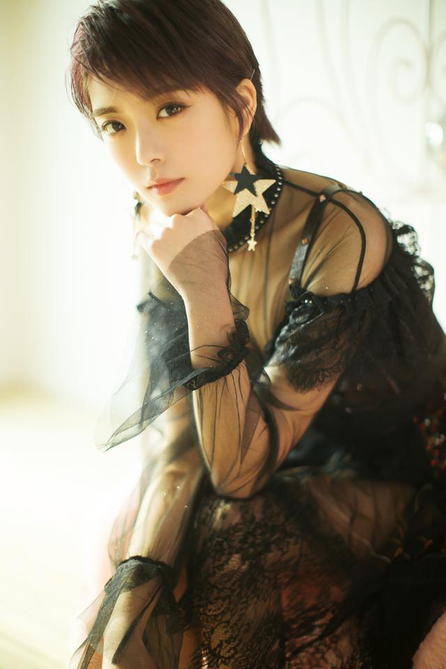 种丹妮新写真，种丹妮写真小露性感 透视黑裙妩媚撩人