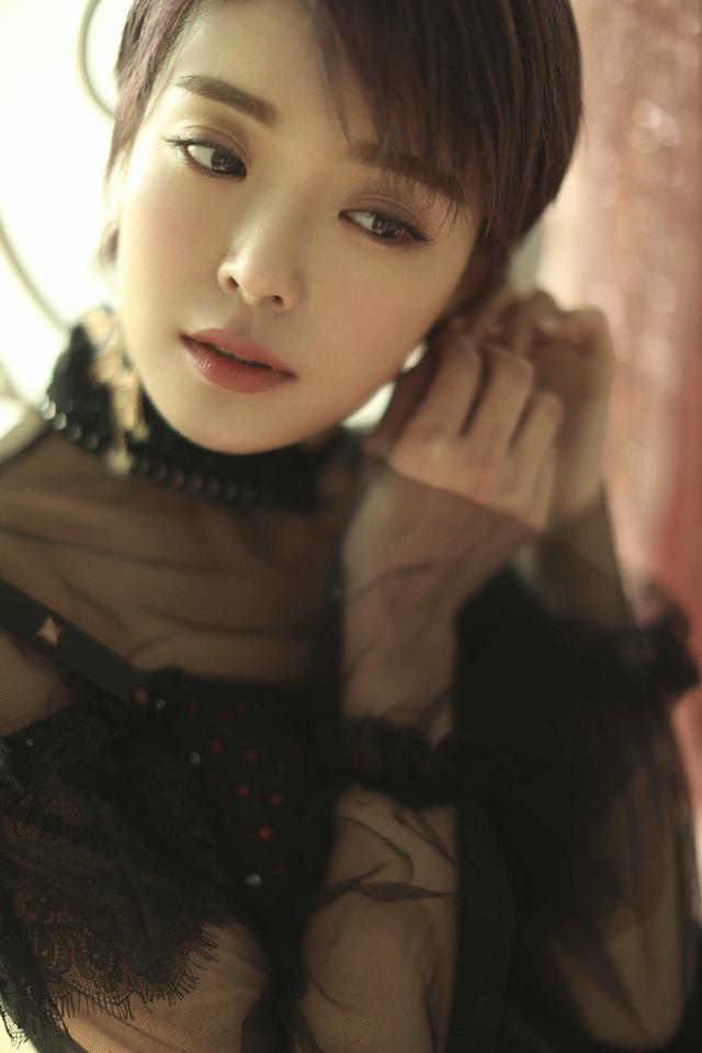 种丹妮新写真，种丹妮写真小露性感 透视黑裙妩媚撩人