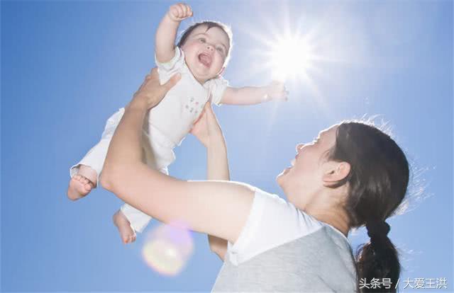 新生儿晒太阳晒多久，新生儿晒太阳最佳时间和晒的方法（新生儿是否刚出生能“晒太阳”）