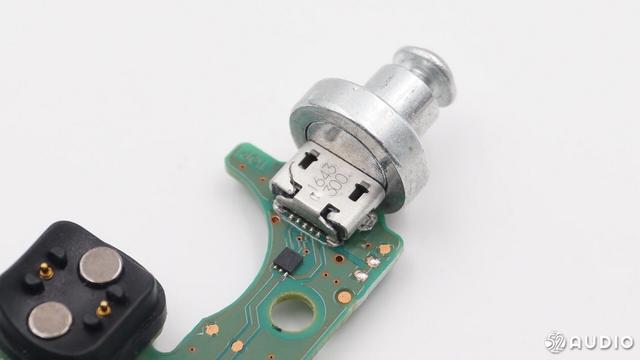 蓝牙耳机怎么充电图解，给蓝牙耳机充电要怎么充（拆开看看里面是怎样的）