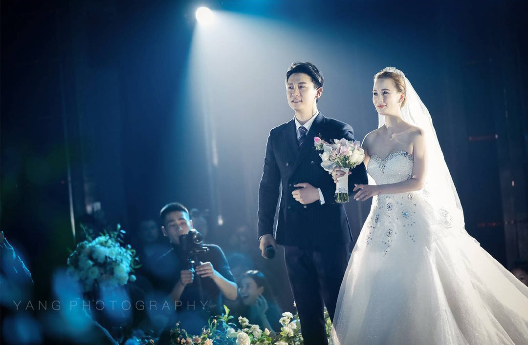 作为妻子,安雅萍实力发挥出女助攻的特质,时常在微博上为丈夫王霏的新