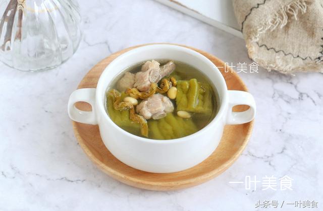 苦瓜排骨汤的做法，竹荪苦瓜排骨汤的做法（夏天必煲地道广东靓汤）