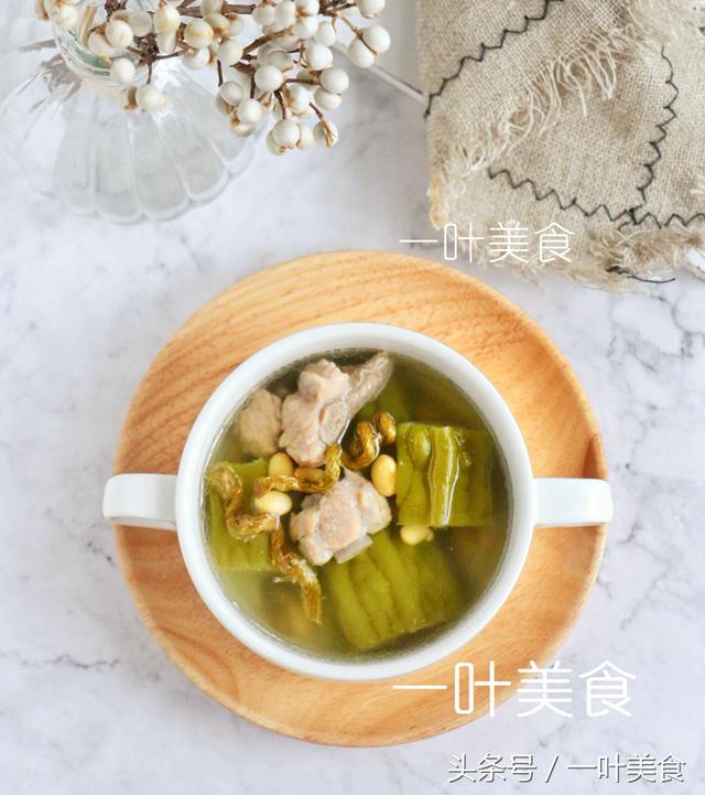 苦瓜排骨汤的做法，竹荪苦瓜排骨汤的做法（夏天必煲地道广东靓汤）