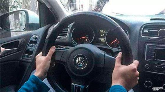 汽车方向盘怎么打，汽车方向盘没有助力了怎么回事（开车时方向盘的正确打法是怎样的呢）