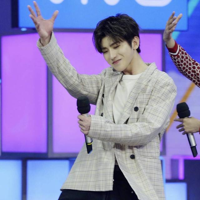 ♡蔡徐坤，蔡徐坤绝美壁纸（蔡徐坤是新出道里关注度最高的吗图片）