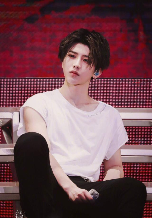 ♡蔡徐坤，蔡徐坤绝美壁纸（蔡徐坤是新出道里关注度最高的吗图片）