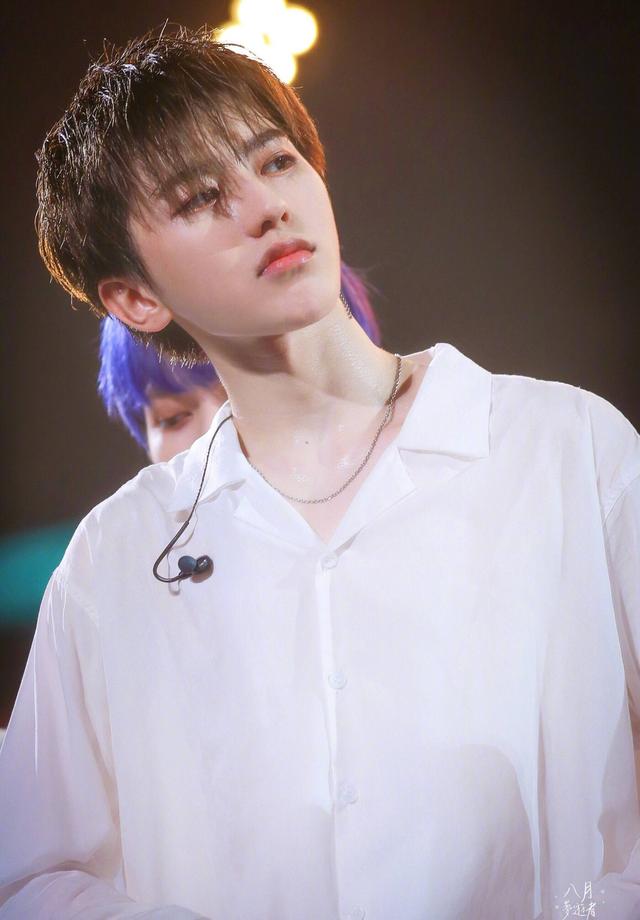 ♡蔡徐坤，蔡徐坤绝美壁纸（蔡徐坤是新出道里关注度最高的吗图片）