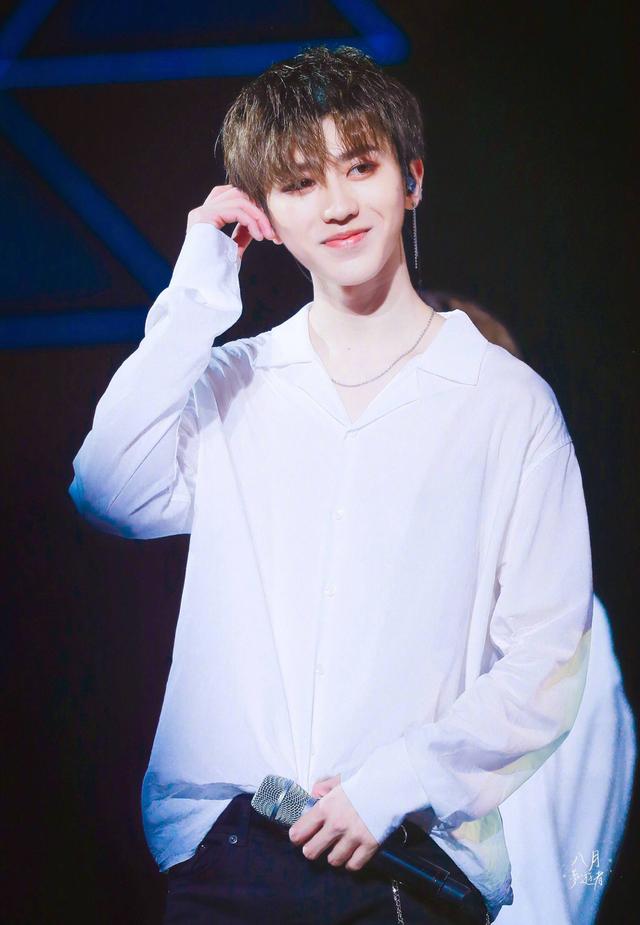 ♡蔡徐坤，蔡徐坤绝美壁纸（蔡徐坤是新出道里关注度最高的吗图片）