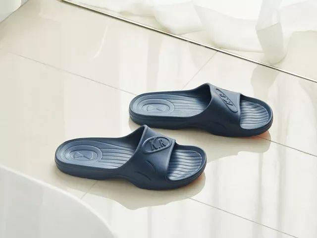 eva和pvc拖鞋哪个好，pvc拖鞋和eva拖鞋的区别（让全家人安心的防滑拖鞋）