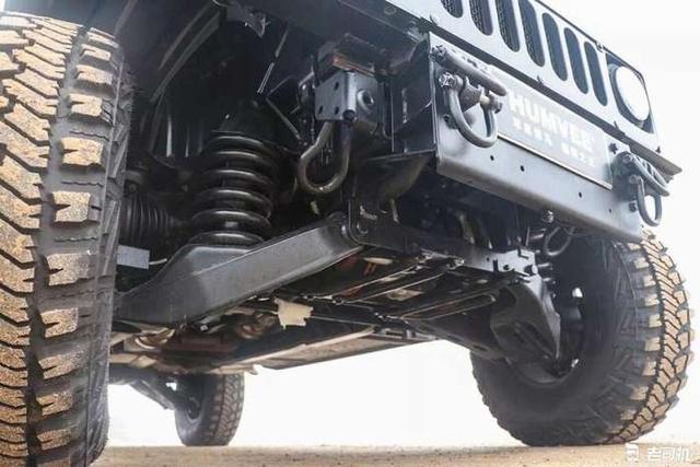 路战神电子狗v8，老是和路对面来车的电（网友：一台能开街的坦克）