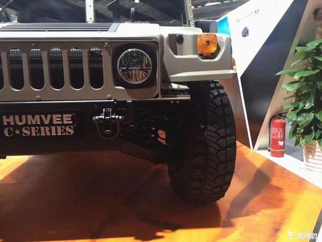 路战神电子狗v8，老是和路对面来车的电（网友：一台能开街的坦克）