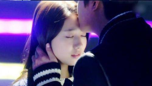 白羊男亲你下面是爱你吗，白羊座男生主动亲你代表什么（12星座肯这样吻你才是真正爱你）