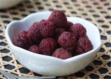 杨梅树皮泡酒功效，泡杨梅酒的功效（杨梅酒的功效作用及制作方法）