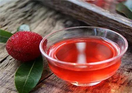 杨梅树皮泡酒功效，泡杨梅酒的功效（杨梅酒的功效作用及制作方法）