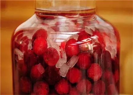 杨梅树皮泡酒功效，泡杨梅酒的功效（杨梅酒的功效作用及制作方法）