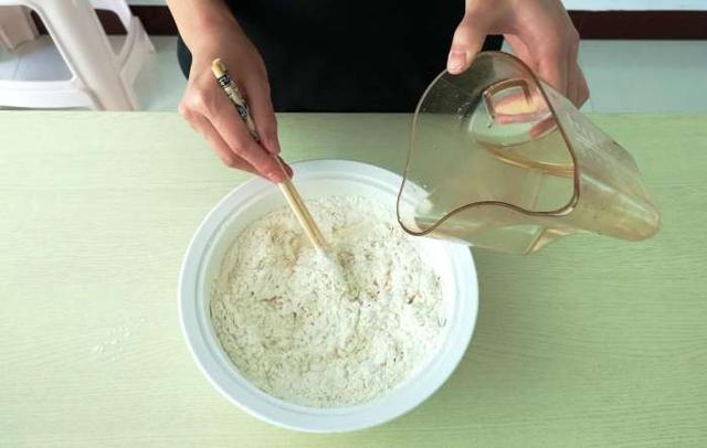 油条怎么做好吃，油条的做法（教你在家做放心油条）