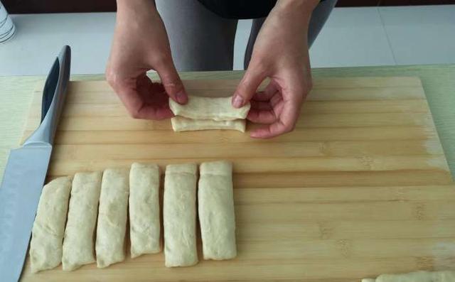 油条怎么做好吃，油条的做法（教你在家做放心油条）