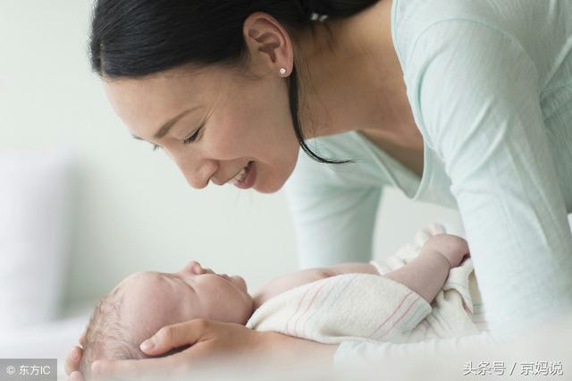 新生婴儿一天拉几次大便正常，新生儿一天几次大便正常（一天排便多少次算正常）